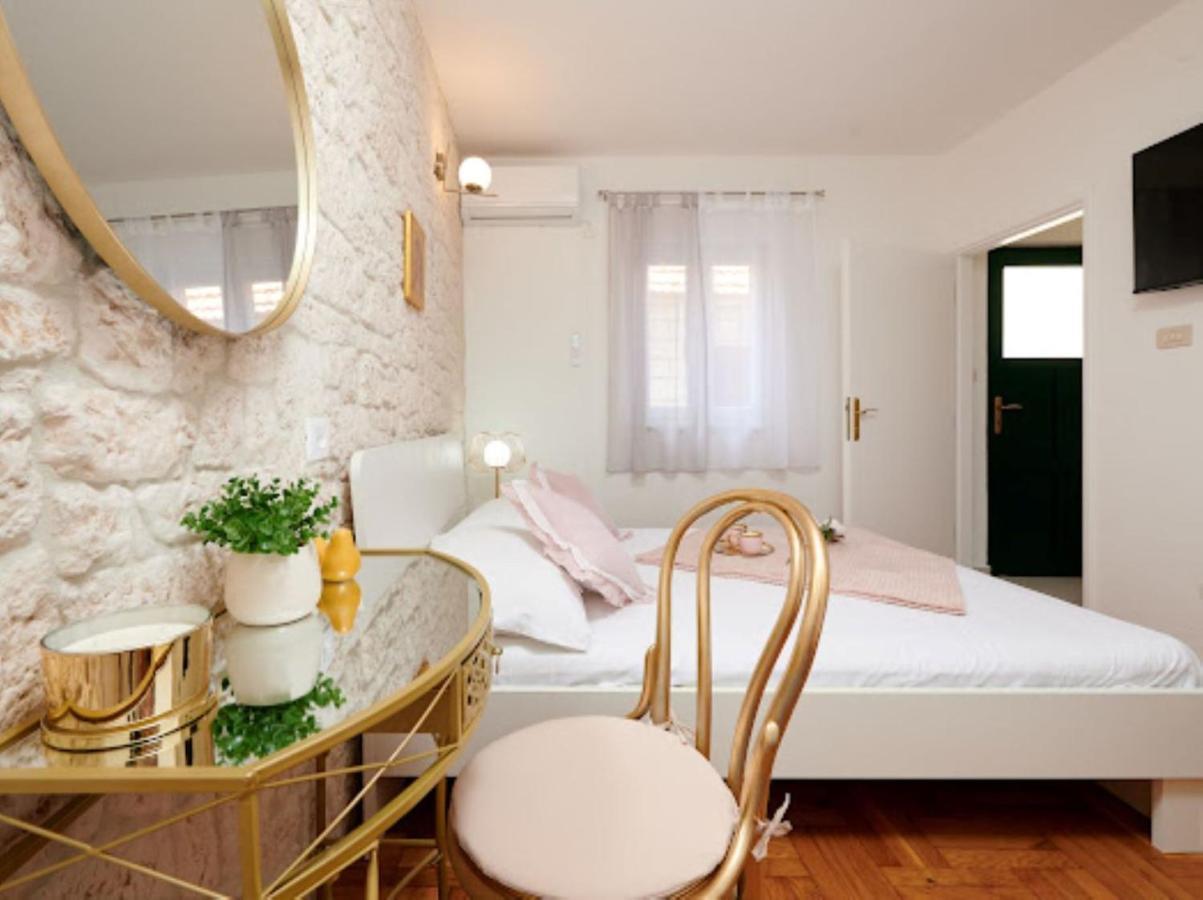 Guesthouse Ana Trogir Old Town Bagian luar foto