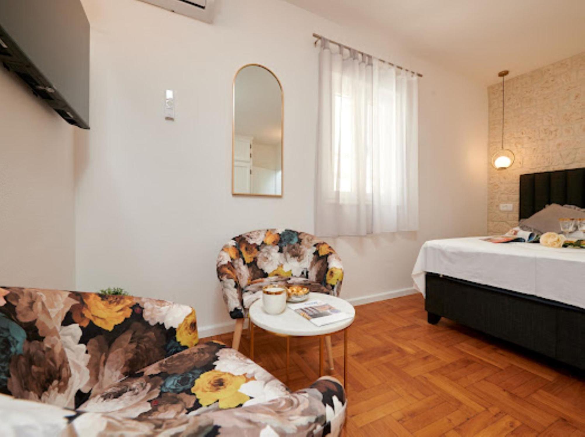 Guesthouse Ana Trogir Old Town Bagian luar foto