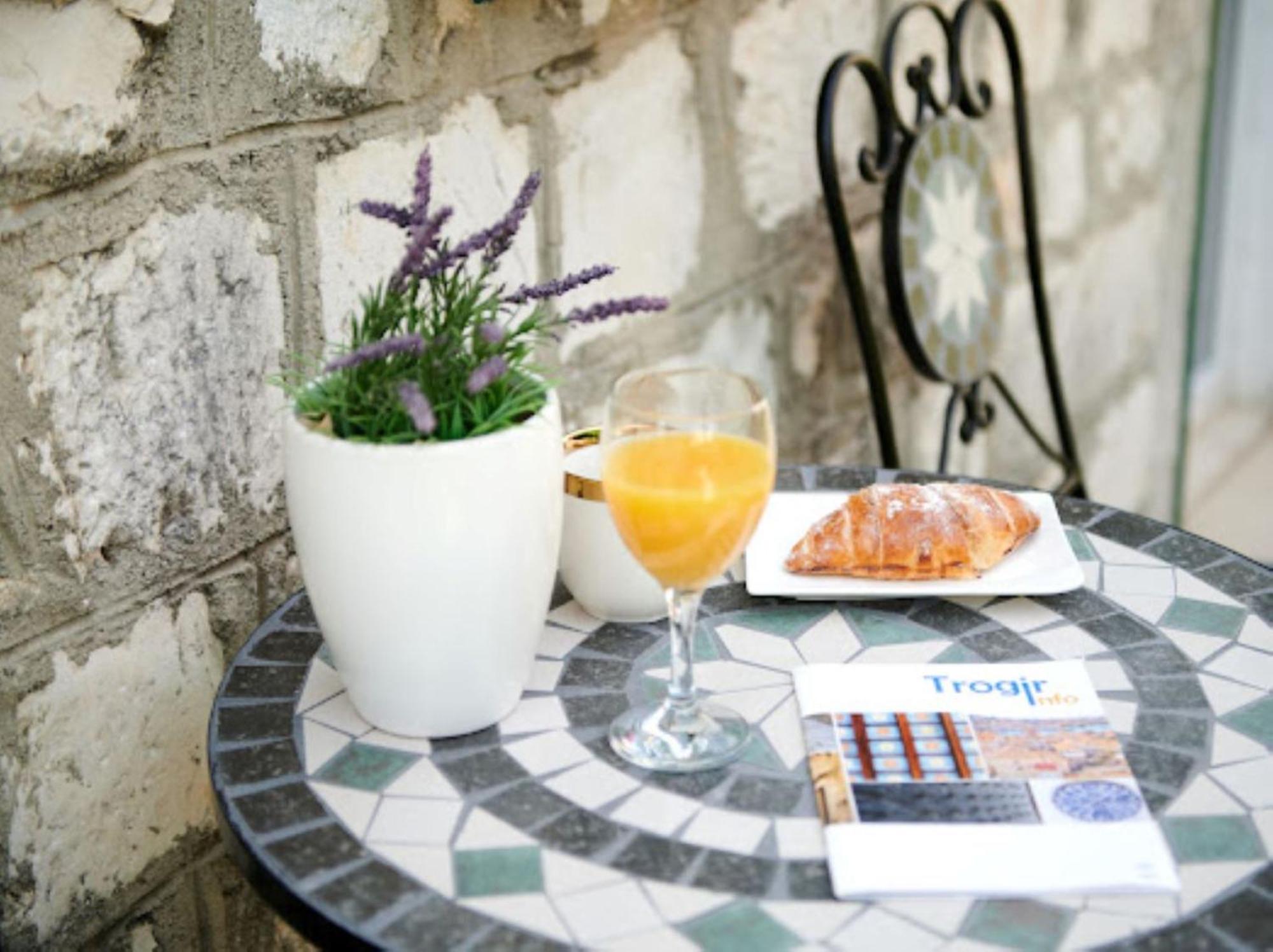 Guesthouse Ana Trogir Old Town Bagian luar foto